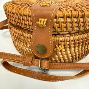 Rattan Crossbody Bag Round Clamshell Opening w/ Floral Lining Beachy Resort Wear